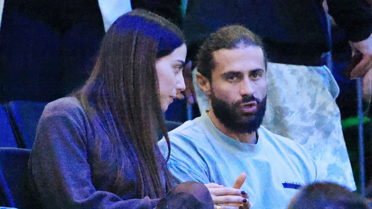 Η Δανάη Βαρθολομάτου και ο Κωνσταντίνος Βασάλος στο γήπεδο