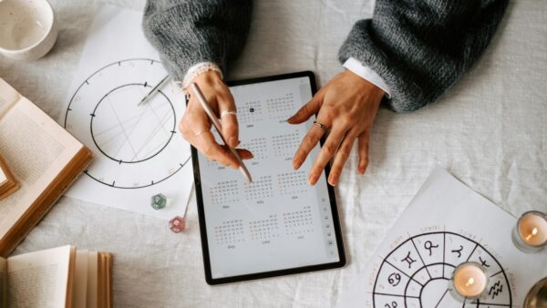 μια κοπέλα διαβάζει τα ζώδια