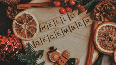Ξύλινη επιγραφή που γράφει «Hello December»
