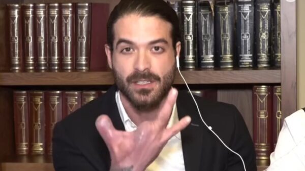 Ο Άρης Μουγκοπέτρος δείχνει το χέρι του