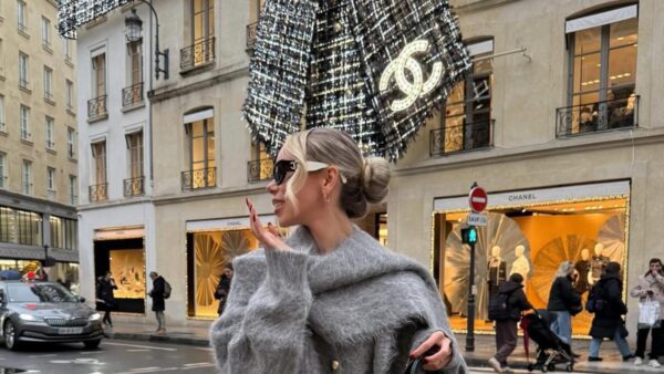 μια κοπέλα ποζάρει έξω από την chanel