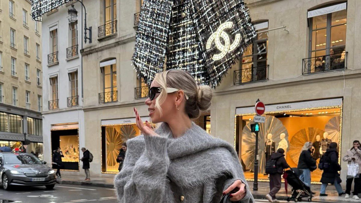 μια κοπέλα ποζάρει έξω από την chanel