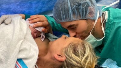 Ο Ενρίκε Ινγκλέσιαζ και η Άννα Κουρνίκοβα στο μαιευτήριο