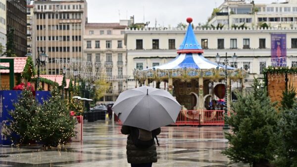 ενας ανθρωπος κρατα μια ομπρελα