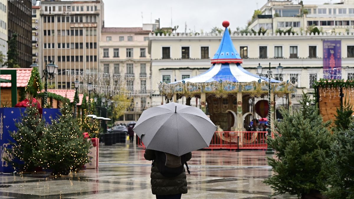 ενας ανθρωπος κρατα μια ομπρελα