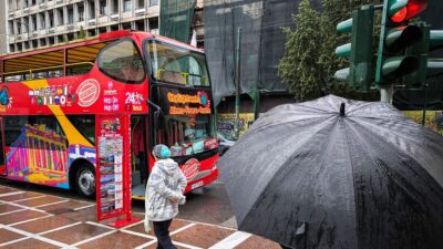 άνθρωποι περπατάνε με σκουφιά και μπουφάν στο κέντρο της Αθήνας