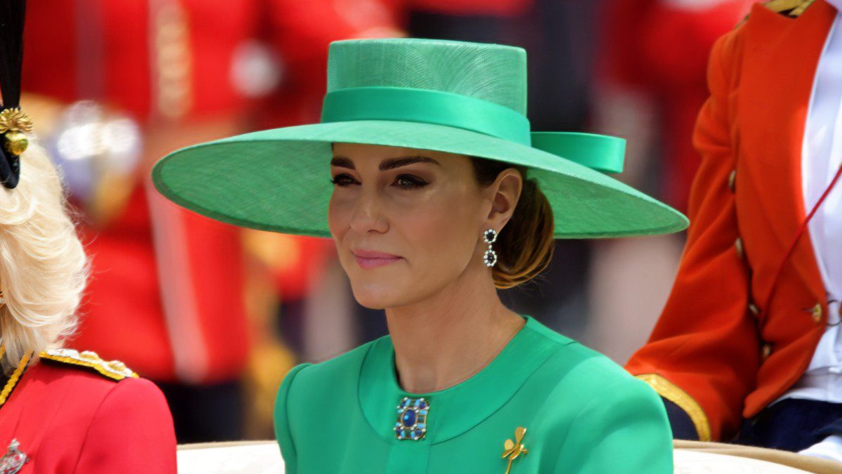 Glass Nails: Η βασιλική τάση στα νύχια - Εμπνευσμένη από την Κέιτ Μίντλετον