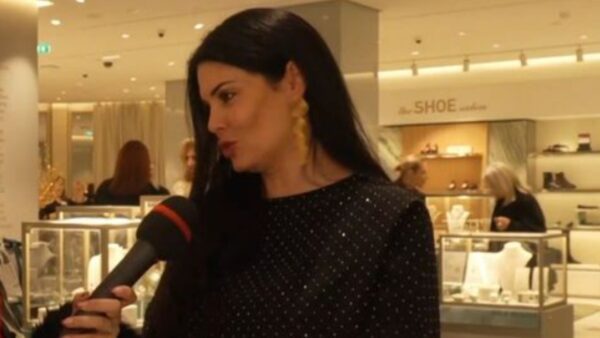 Η Μαρία Κορινθίου μιλά σε δημοσιογράφο