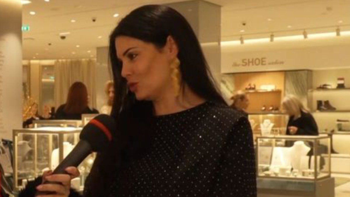 Η Μαρία Κορινθίου μιλά σε δημοσιογράφο