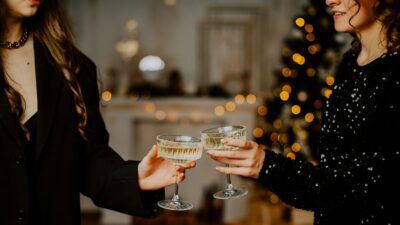 δυο κοπέλες τσουγκρίζουν τα ποτήρια τους