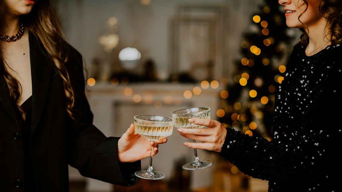 δυο κοπέλες τσουγκρίζουν τα ποτήρια τους