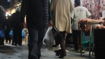 ένας άνθρωπος ψωνίζει