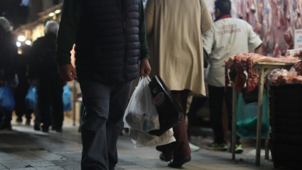 ένας άνθρωπος ψωνίζει