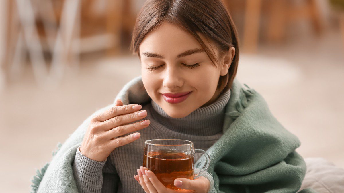 κοπέλα πίνει τσάι