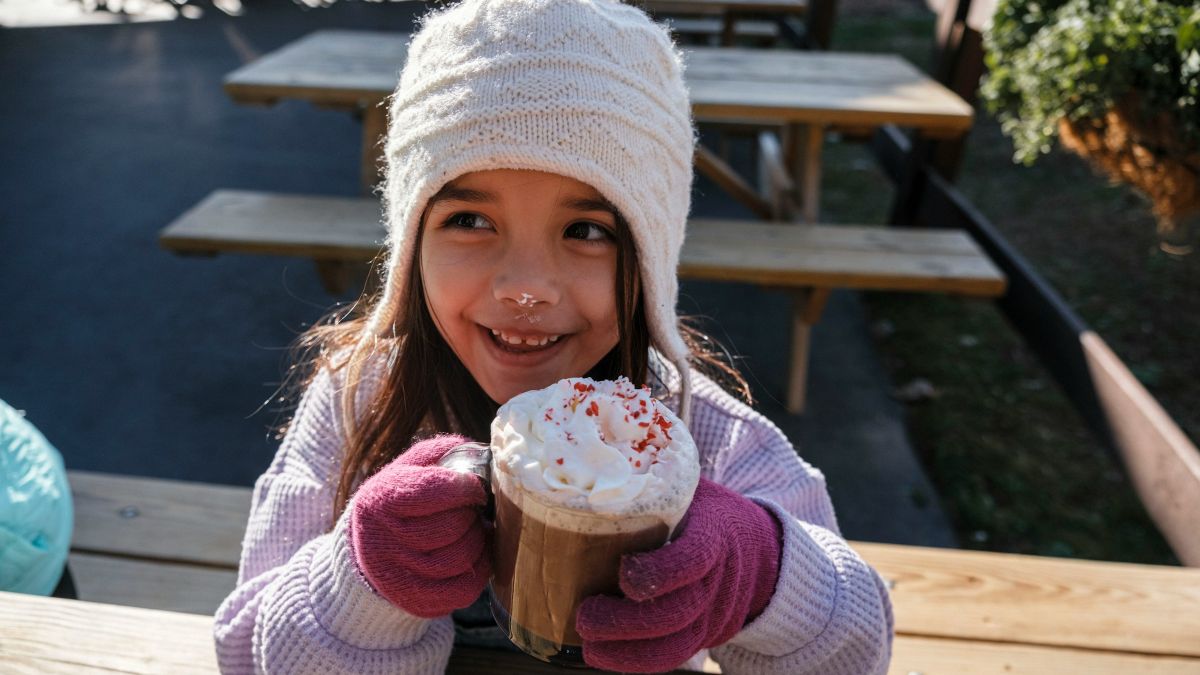 ένα κοριτσάκι πίνει Ζεστή σοκολάτα