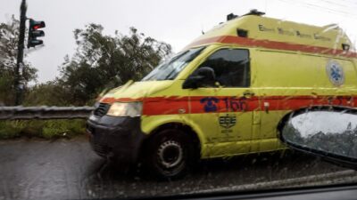 Ασθενοφόρο στη βροχή