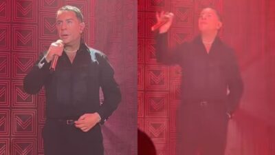 Ο Γιώργος Μαζωνάκης κάνει νόημα στη σκηνή