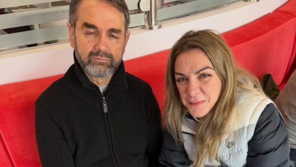 Ο Σταύρος Μπαλάσκας μετά την επέμβαση στα μάτια με τη σύντροφό του Βάνα Αλεβιζοπούλου