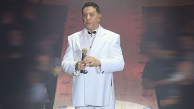 Ο Γιώργος Μαζωνάκης σε εμφάνισή του