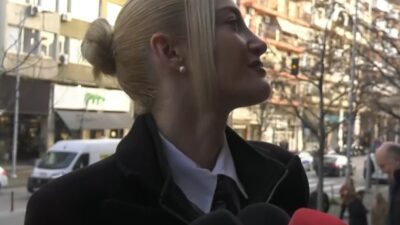 Η Ιωάννα Τούνη έξω από το δικαστήριο