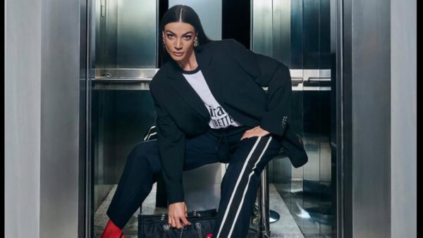 H Ήβη Αδάμου στο ασανσέρ