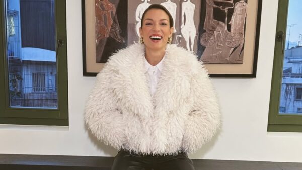 H Βίκυ καγιά με γούνα και μπότες