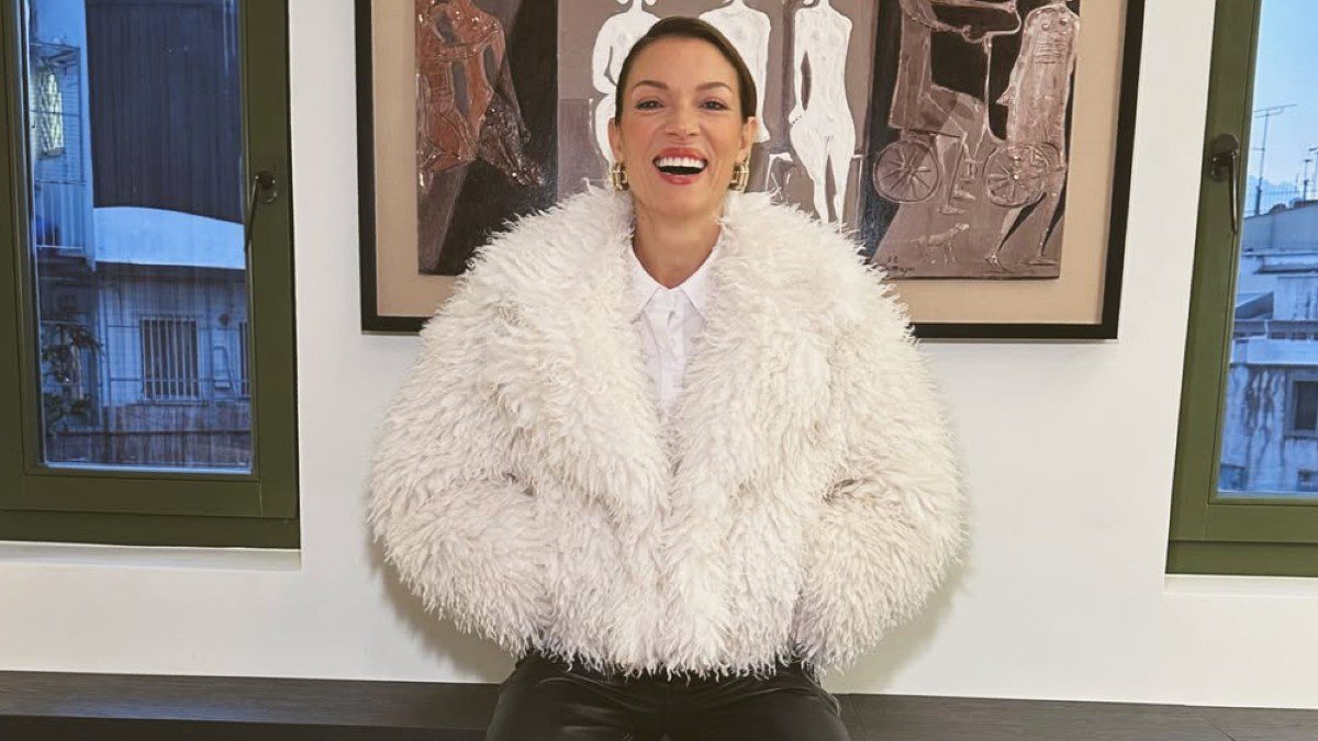 H Βίκυ καγιά με γούνα και μπότες