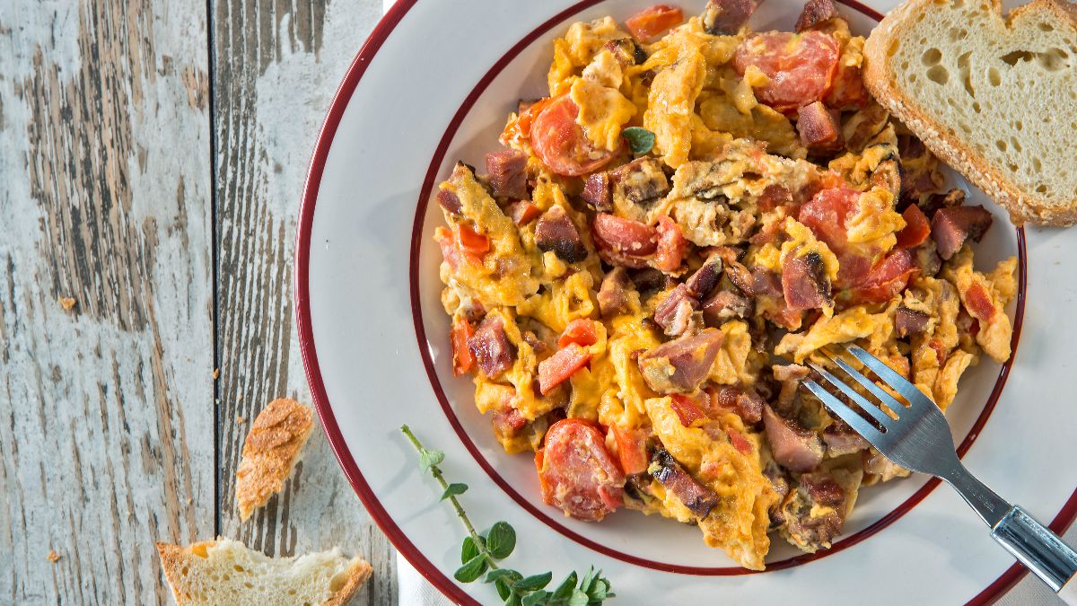 Καγιανάς με παστό χοιρινό: Πώς να φτιάξετε το παραδοσιακό φαγητό της Πελοποννήσου