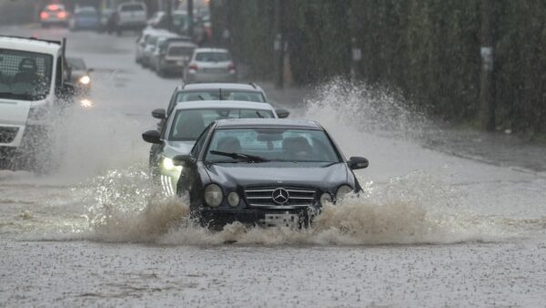 αυτοκίνητα στην βροχή