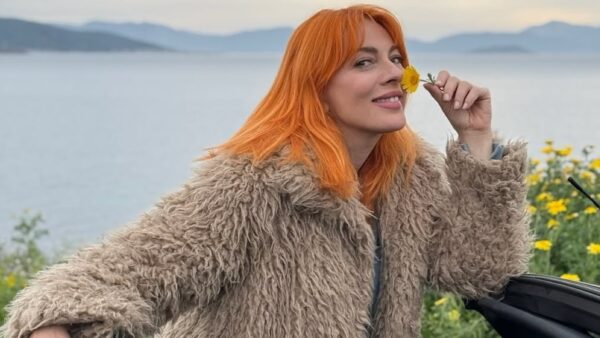 Η Σμαράγδα Καρύδη με φόντο τη θάλασσα