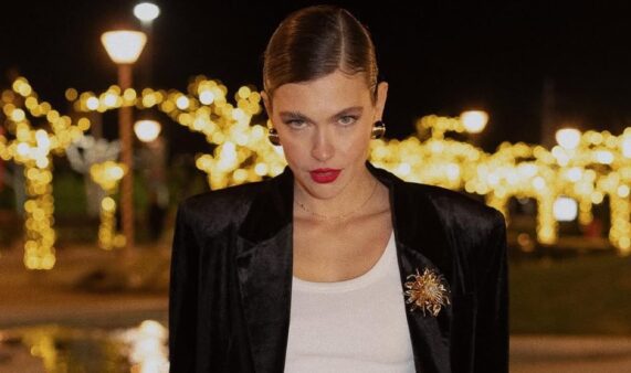 H Κλέλια Ανδριολα΄του με το πανωφόρι του χειμώνα