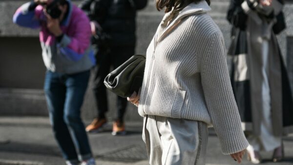 γκρι πουλόβερ στο street style