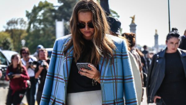 Κομψή τάση με πανωφόρι στο street style