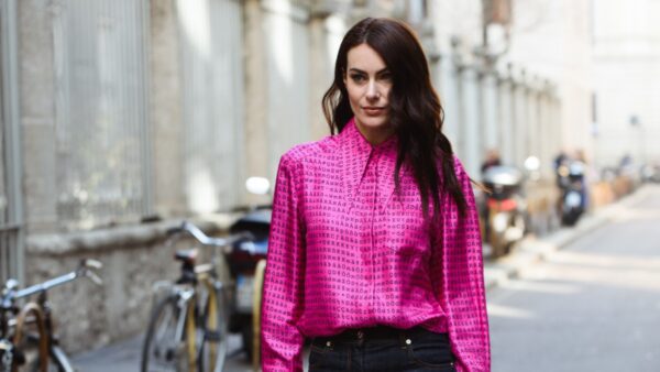 Κοπέλα με παντελόνι και φούξια πουκάμισο στο street style