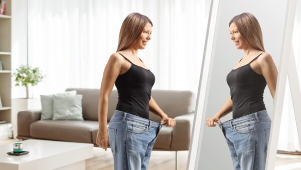 Γυναίκα αδυνάτισμα σώμα στον καθρέφτη