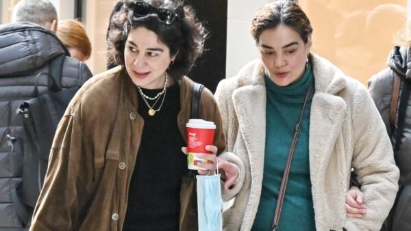 Η Γωγώ Μπρέμπου με την αδερφή της, Χριστίνα