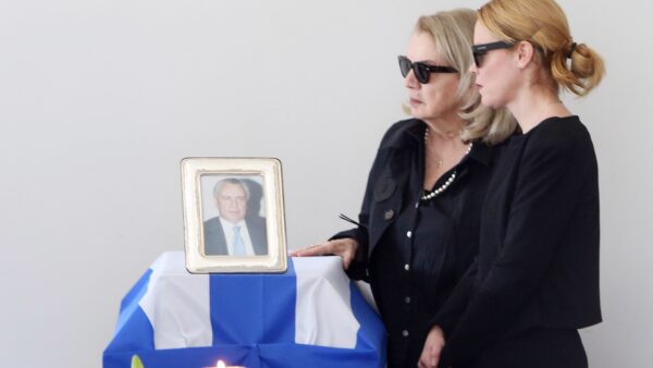 Η Λένα Παπαληγούρα μπροστά στο φέρετρο του πατέρα της, Αναστάση Παπαληγούρα