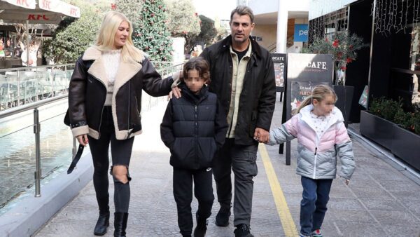 Ο Στέλιος Χανταμπάκης και η Όλγα Πηλιάκη με την οικογένειά τους