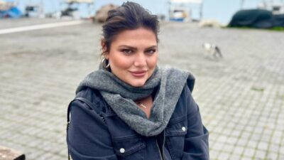 Η Δανάη Μπάρκα σε παραλία