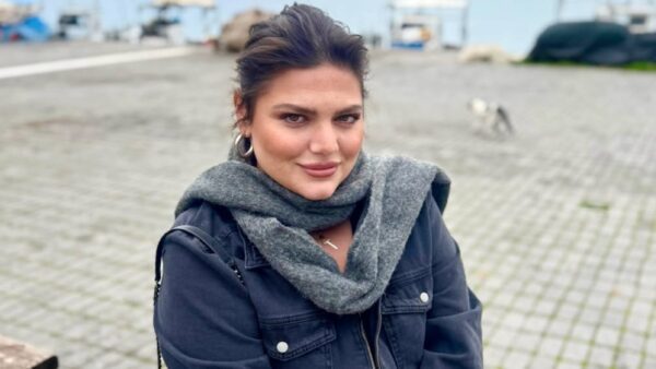 Η Δανάη Μπάρκα σε παραλία