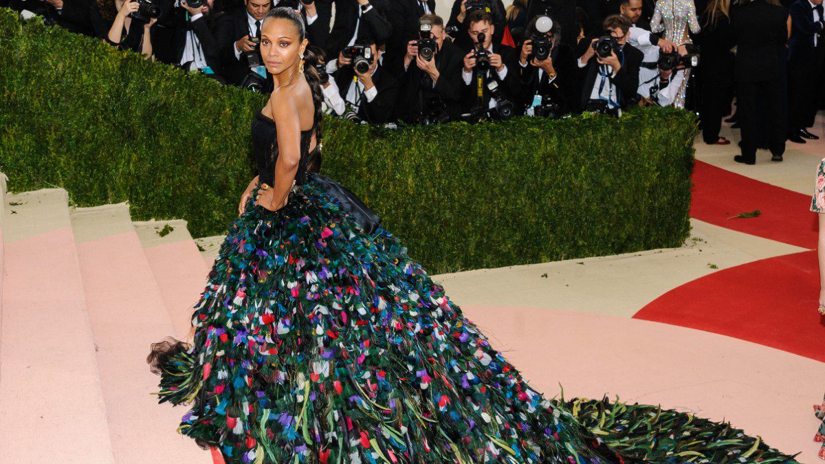 Το φόρεμα στο κόκκινο χαλί