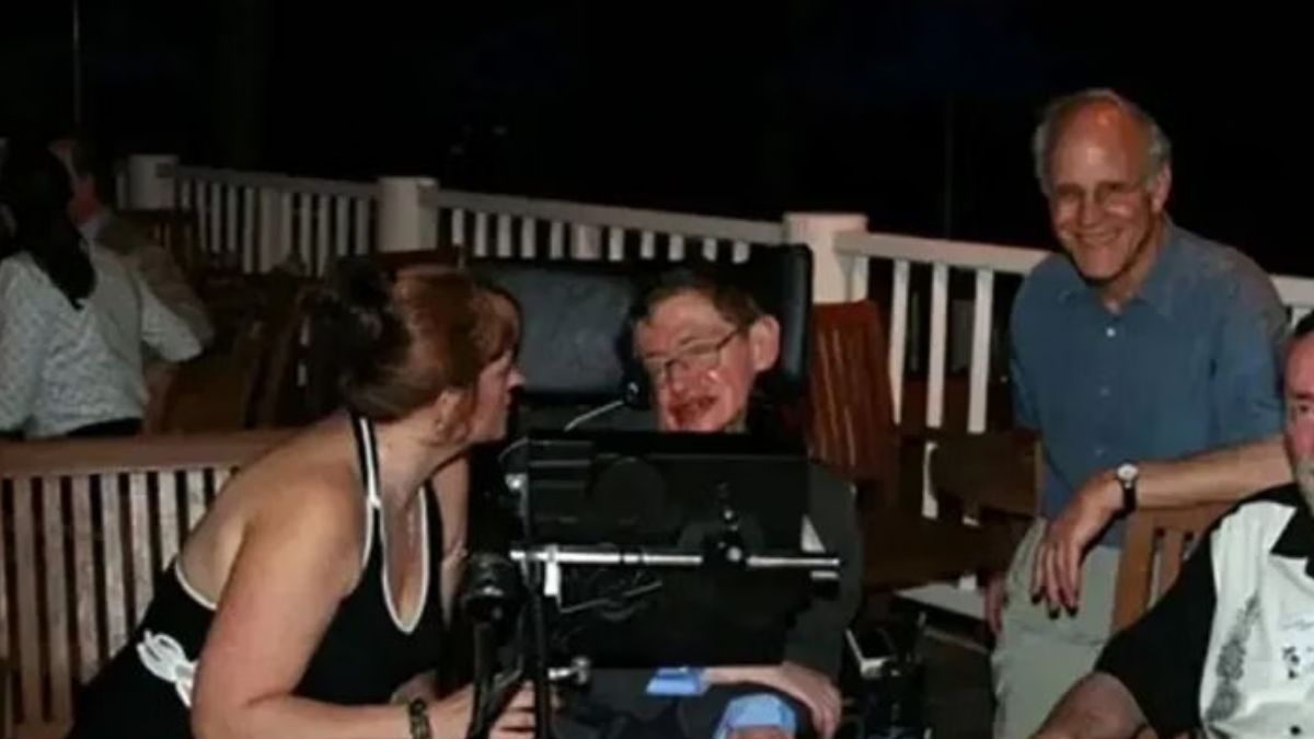 Υπόθεση Επστάιν: Ο Στίβεν Χόκινγκ ανάμεσα σε δυο κοπέλες με μαγιό - Νέες φωτογραφίες στη δημοσιότητα