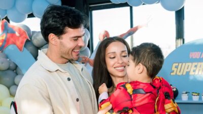 Η Ελένη Φουρέιρα και ο Αλμπέρτο Μποτία αγκαλιά με τον γιο τους, Ερμή