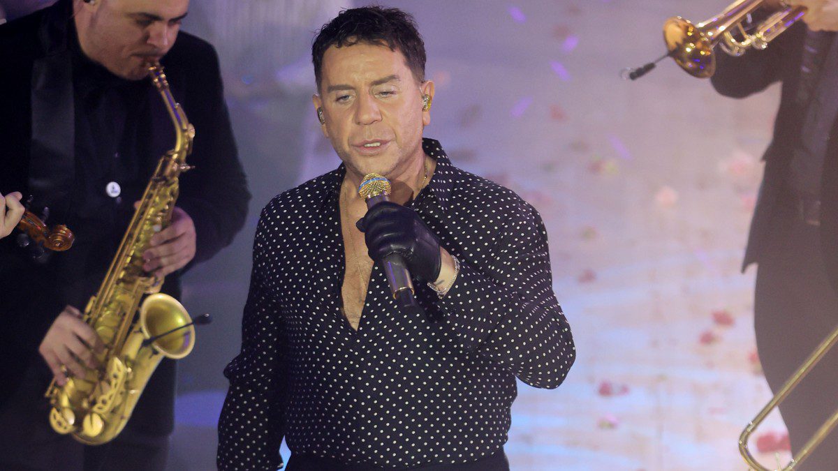 Ο Γιώργος Μαζωνάκης στην εμφάνισή του