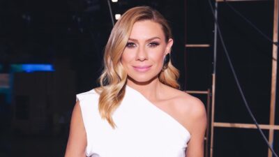 H Κατερίνα Καραβάτου με φούστα