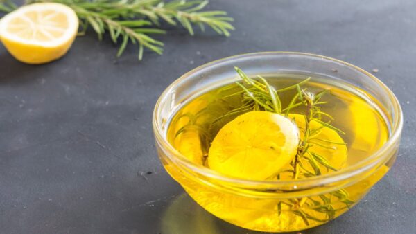 Ελαιόλαδο και λεμόνι σε μπολ