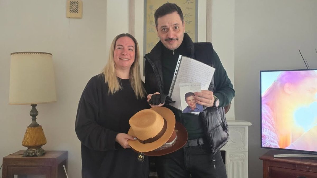 Ο Αλέξανδρος Τσουβέλας με αντικείμενα του Χάρρυ Κλυνν