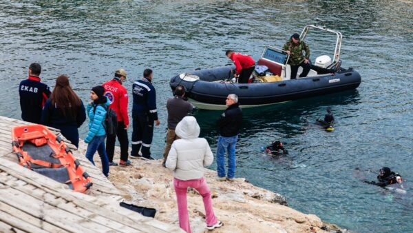 Επιχείρηση απεγκλωβισμού δύτη στη θαλάσσια περιοχή στα Λιμανάκια Βουλιαγμένης, Κυριακή 22 Μαρτίου 2026. Στο σημείο βρίσκονται ένα πλοίο του λιμενικού, κλιμάκιο της μονάδας υποβρύχιων αποστολών και ένα ιδιωτικό καταδυτικό συνεργείο.