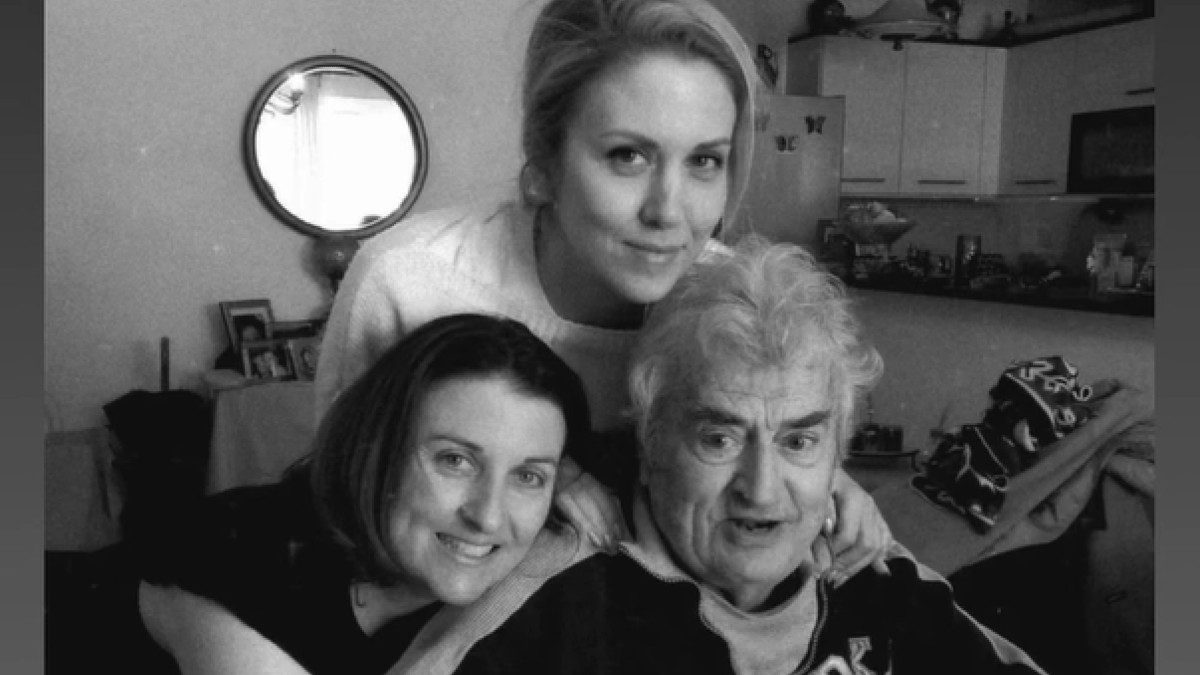 Η Φωτεινή Πετρογιάννη με τον πατέρα της και την αδερφή της