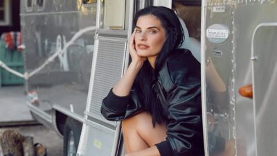 H Χριστίνα Μπόμπα με δερμάτινο μπουφάν